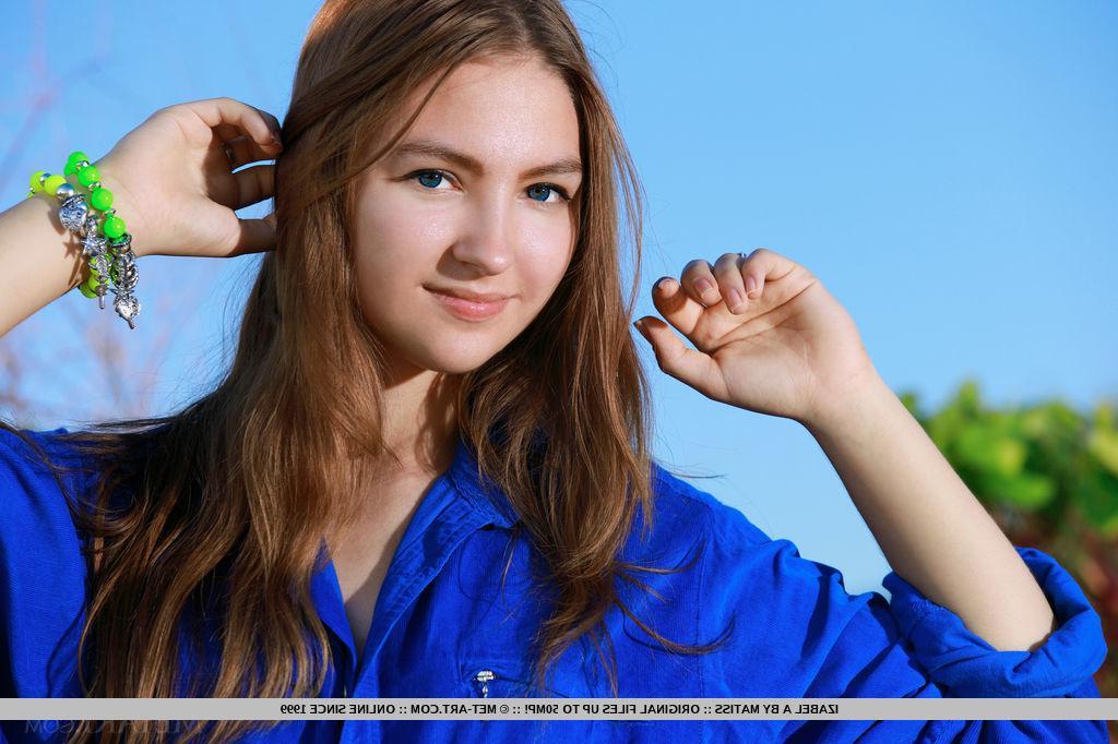 18P Beautiful girl Izabel A strips naked and spreads for you outside