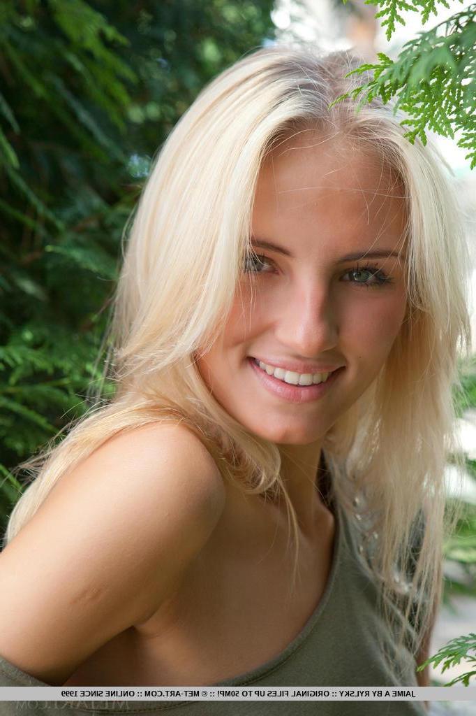 18P Blonde babe Jaime A shows you her tight pussy up skirt outside