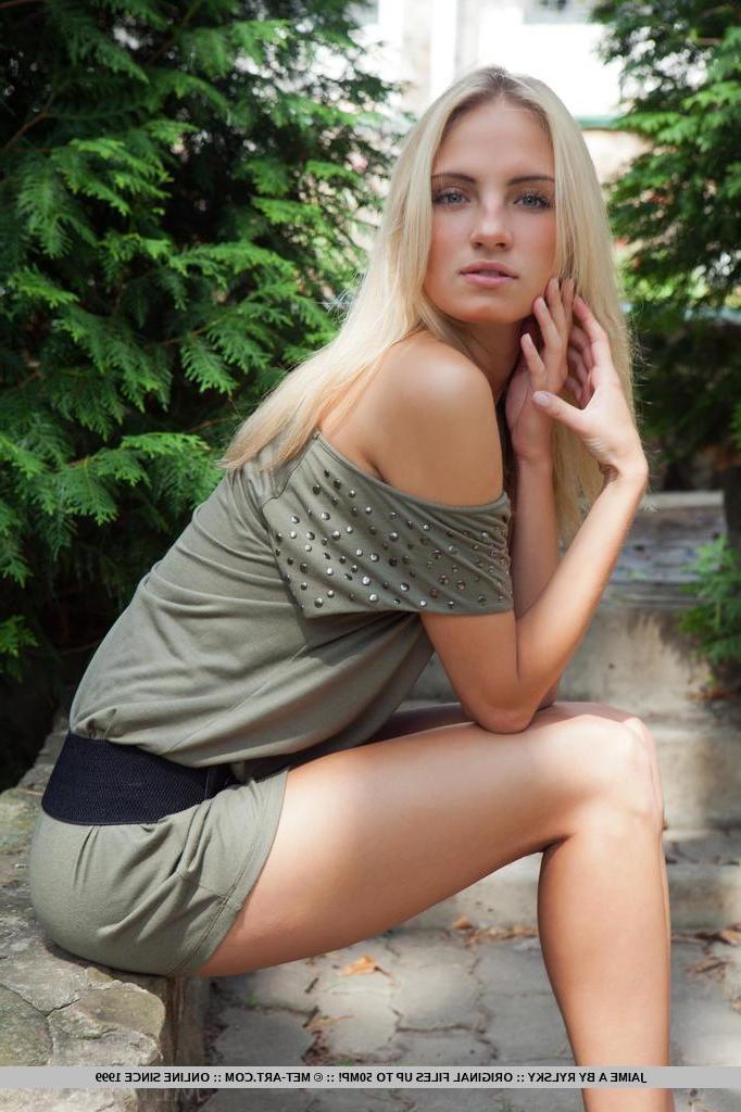 18P Blonde babe Jaime A shows you her tight pussy up skirt outside