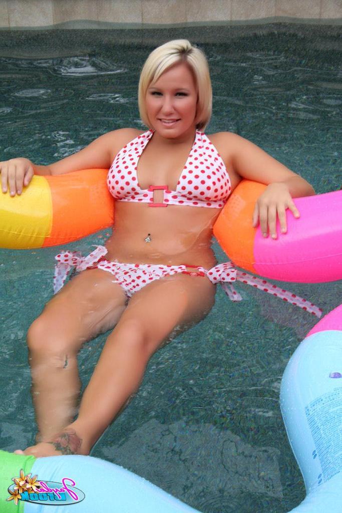 16P Pictures of Jayda Brook going for a topless swim