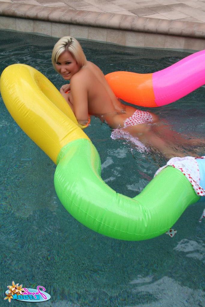 16P Pictures of Jayda Brook going for a topless swim