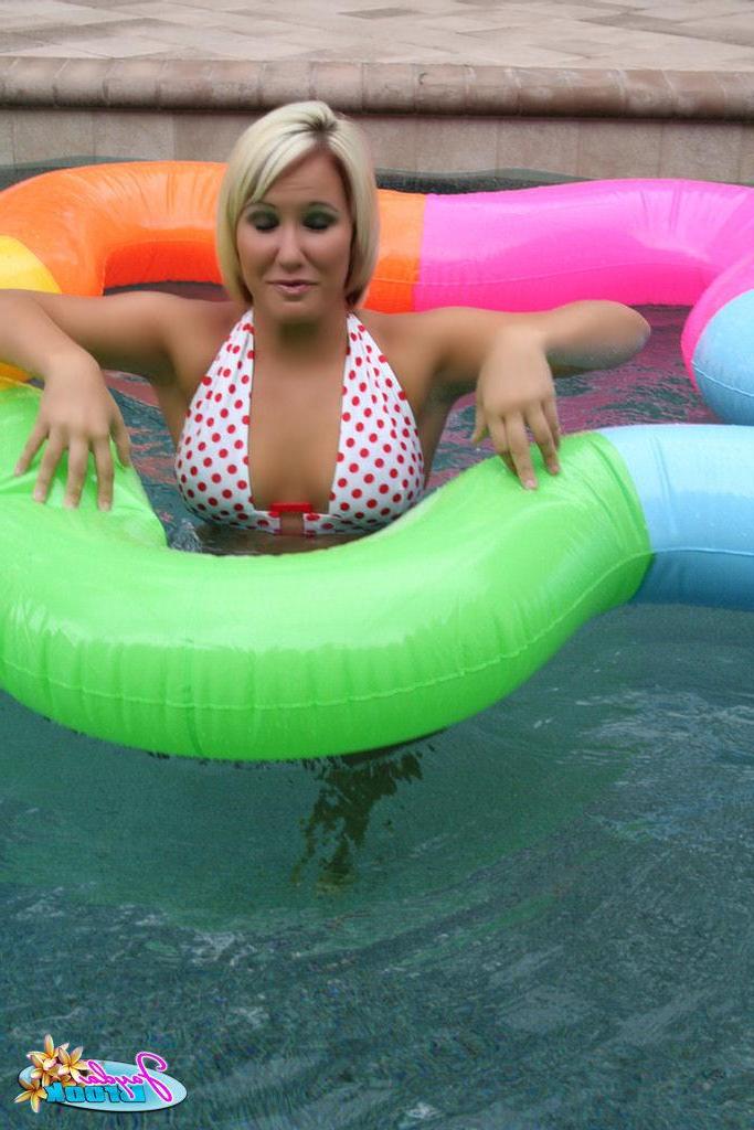16P Pictures of Jayda Brook going for a topless swim