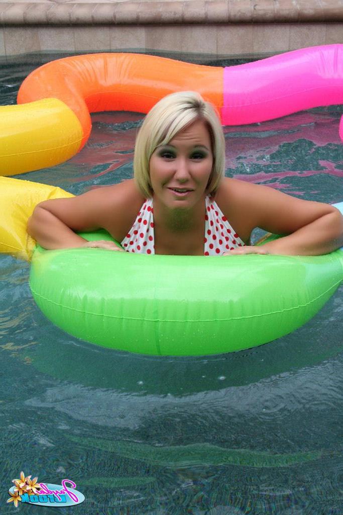 16P Pictures of Jayda Brook going for a topless swim