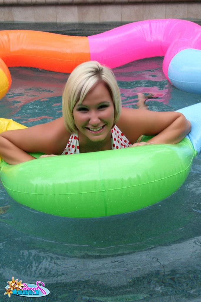 16P Pictures of Jayda Brook going for a topless swim