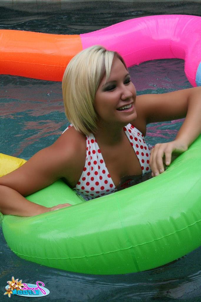 16P Pictures of Jayda Brook going for a topless swim