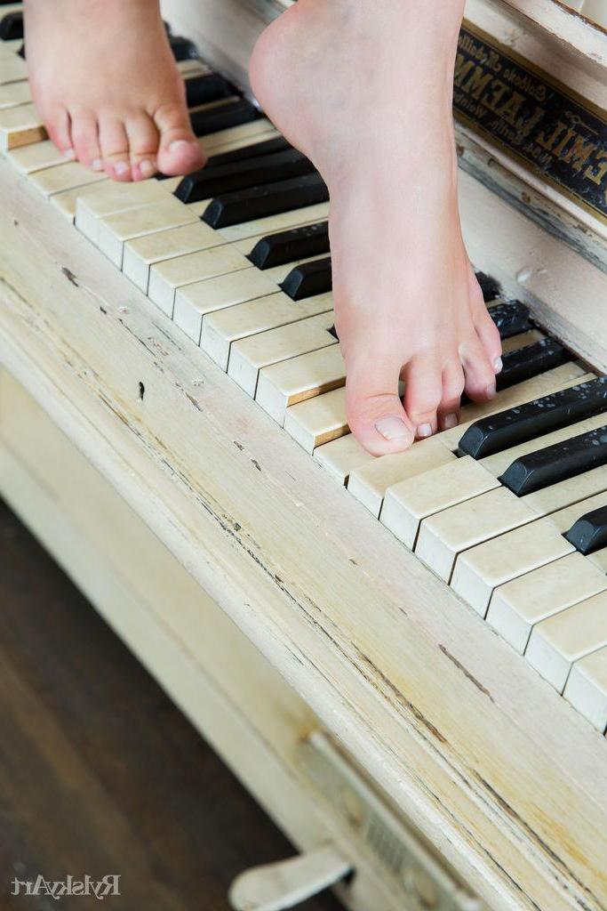 16P Blonde teen Jeff Milton plays the piano with her feet in "Muziko"