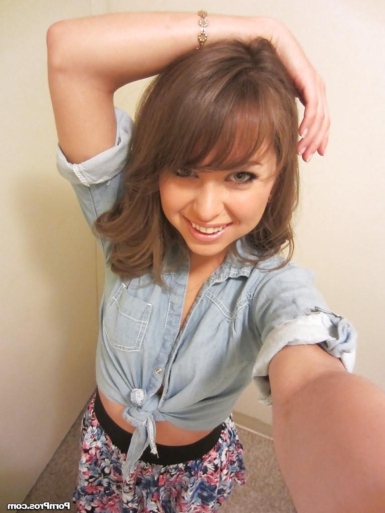 16P Sweet teen Riley Reid stripping and exposing her juicy cunt