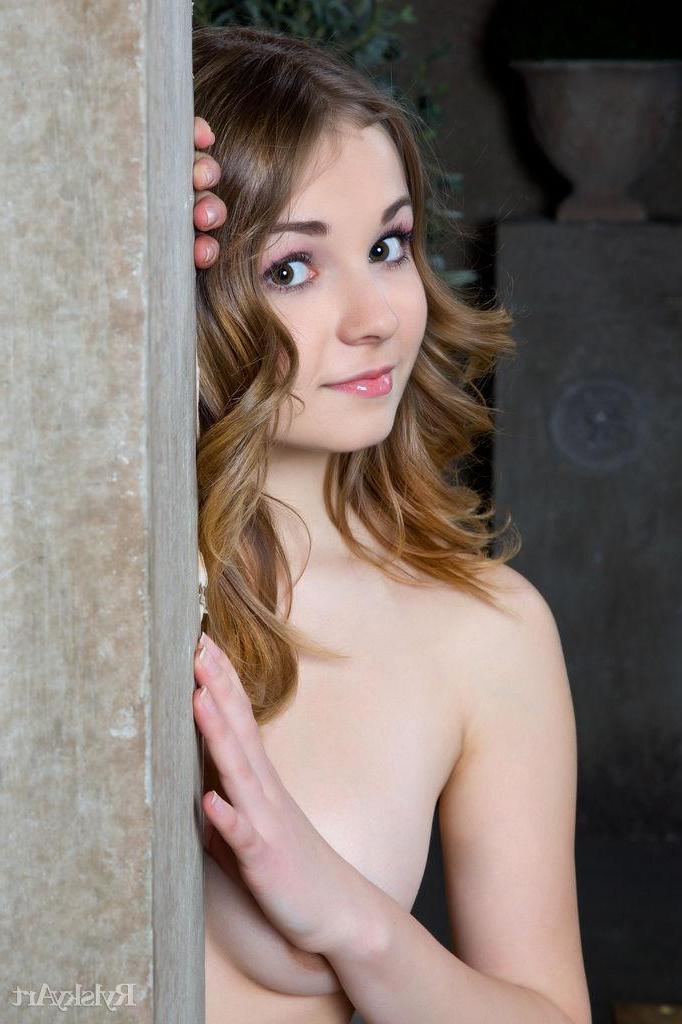 16P Blonde teen Jeff Milton displays her incredible tight body just for you