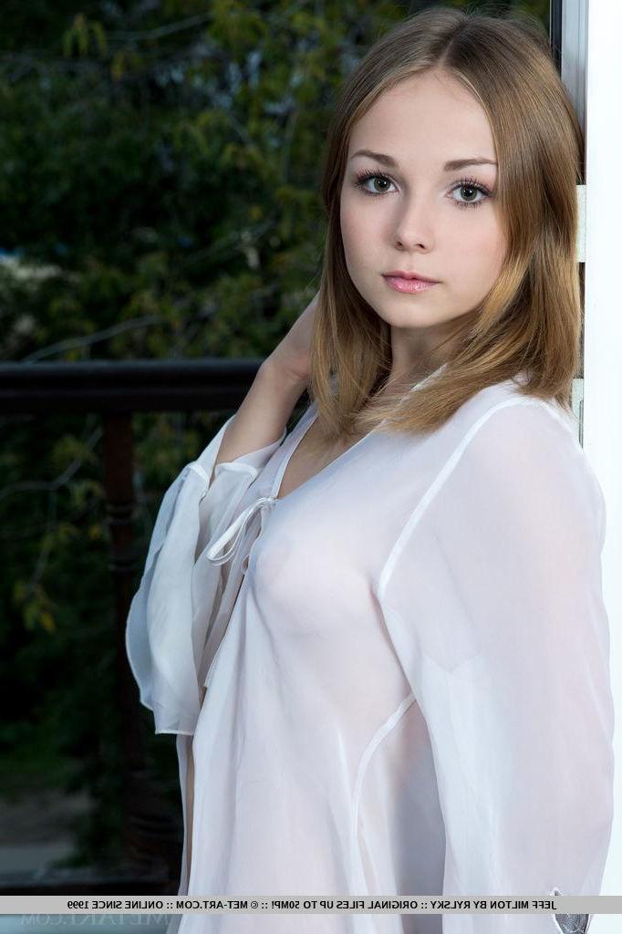 18P Blonde teen Jeff Milton strips naked and spreads her pretty legs for you