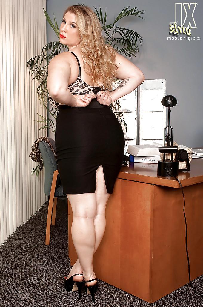16P Das fette MILF-Babe Renee Ross zieht sich bis auf ihre Unterwäsche aus und posiert im Büro
