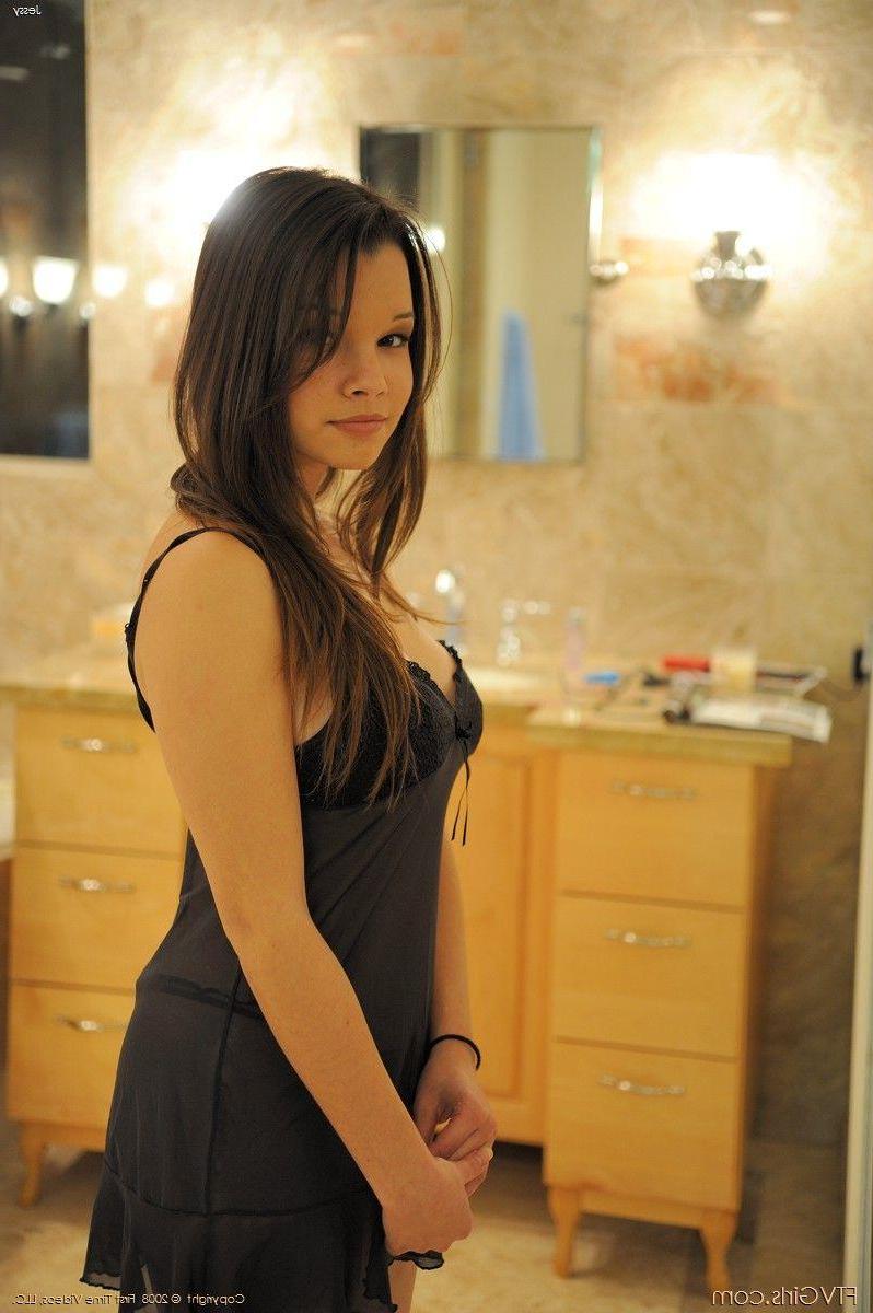 20P Pictures of Jess playing with her pussy