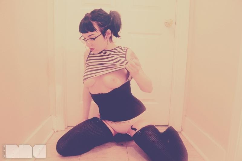 15P Pinup hottie Jesse Caits flashes for you in her glasses