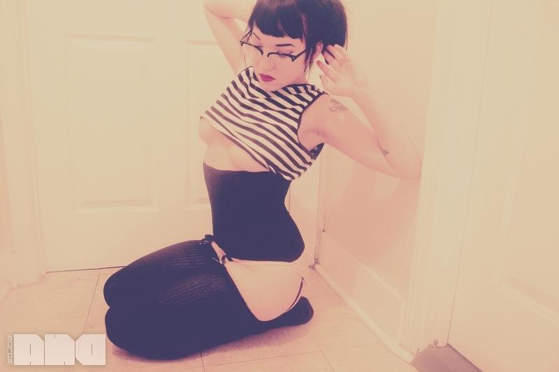 15P Pinup hottie Jesse Caits flashes for you in her glasses