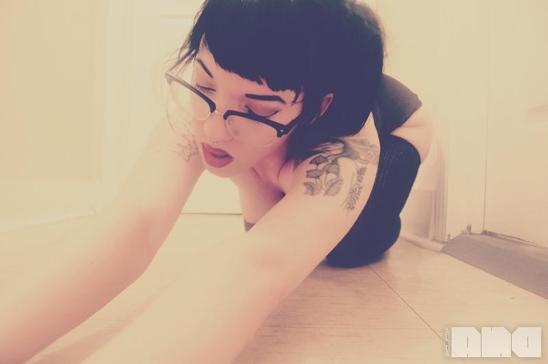 15P Pinup hottie Jesse Caits flashes for you in her glasses