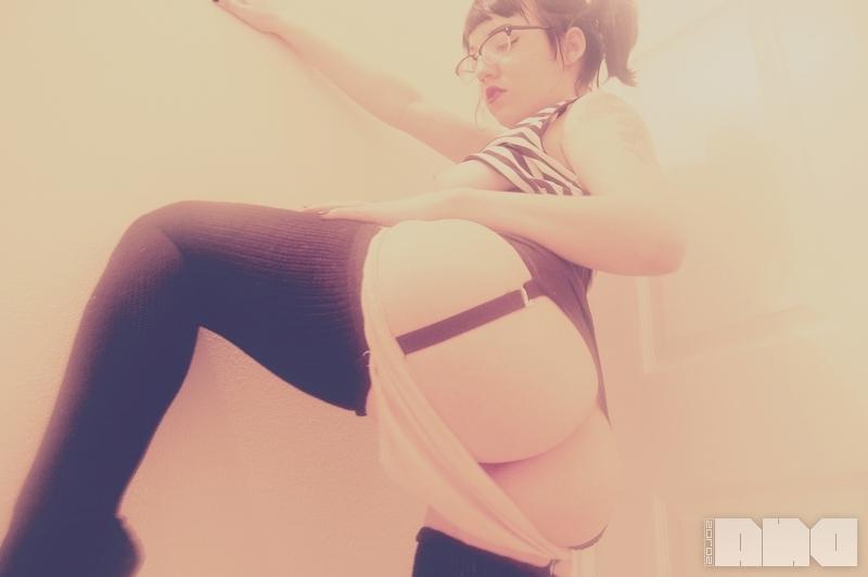 15P Pinup hottie Jesse Caits flashes for you in her glasses