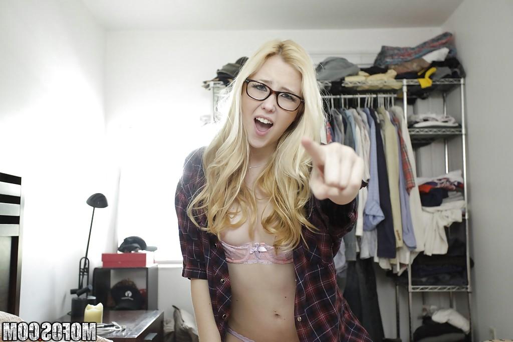14P Samantha Rone is demonstrating her body in sexy glasses and lingerie