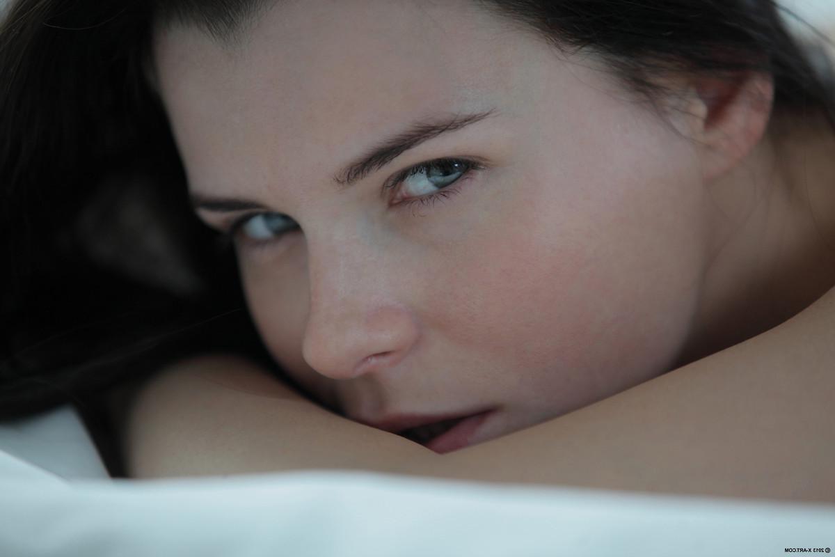 16P Nude for the cameras for the first time this stunning fashion model shows you her perfect pussy! Gorgeous.