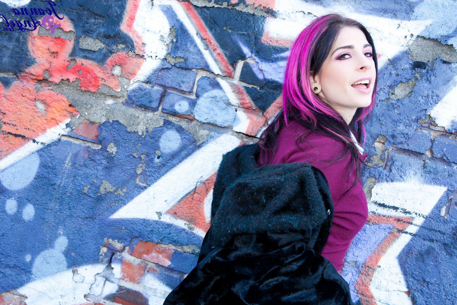 15P Pictures of teen girl Joanna Angel showing her pussy outside