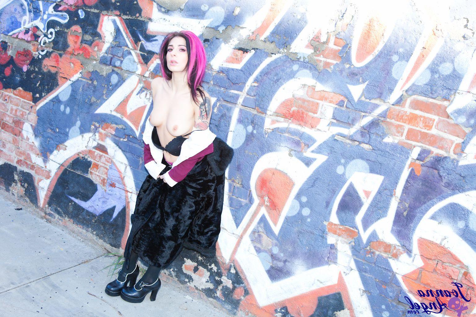 15P Pictures of teen girl Joanna Angel showing her pussy outside