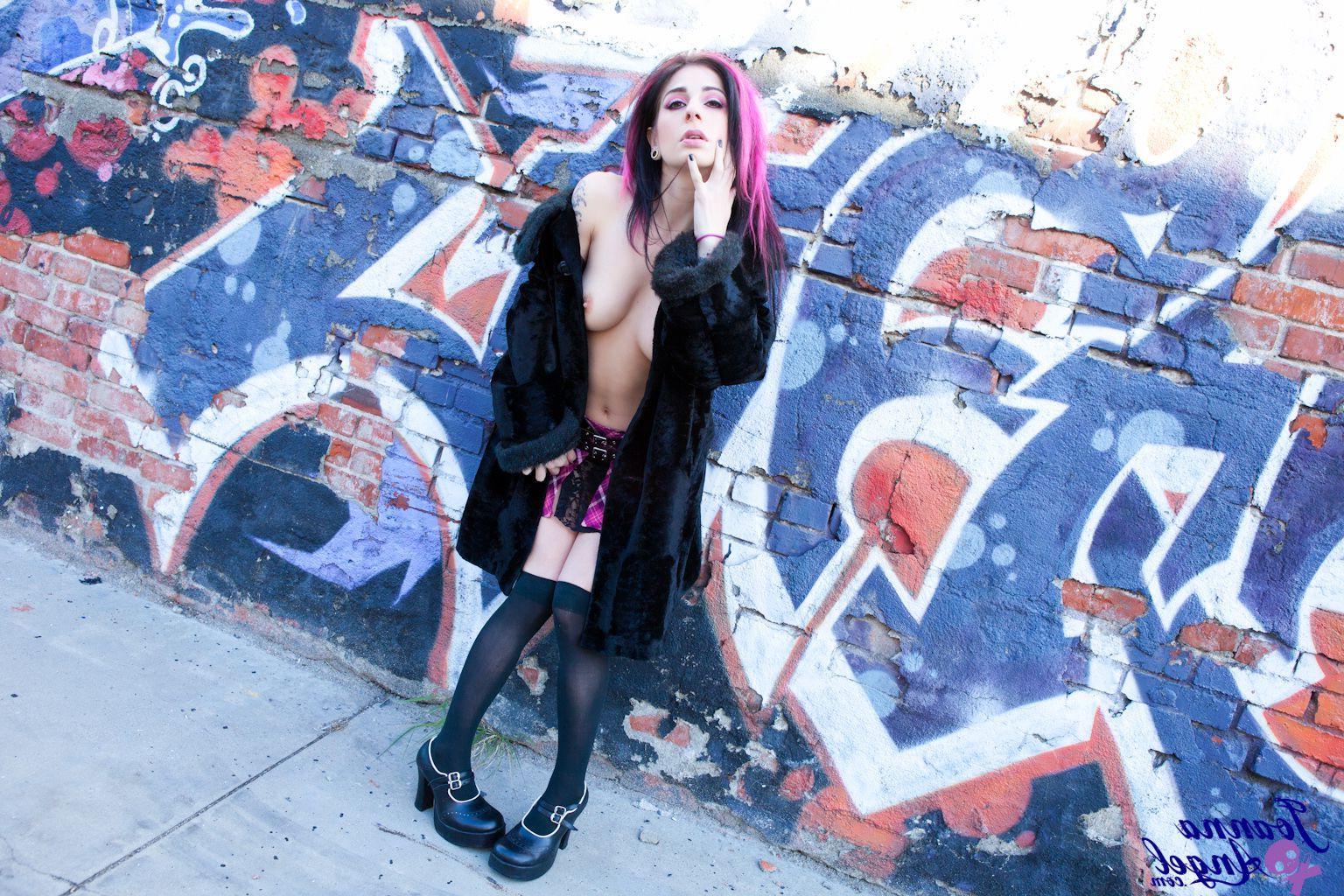 15P Pictures of teen girl Joanna Angel showing her pussy outside