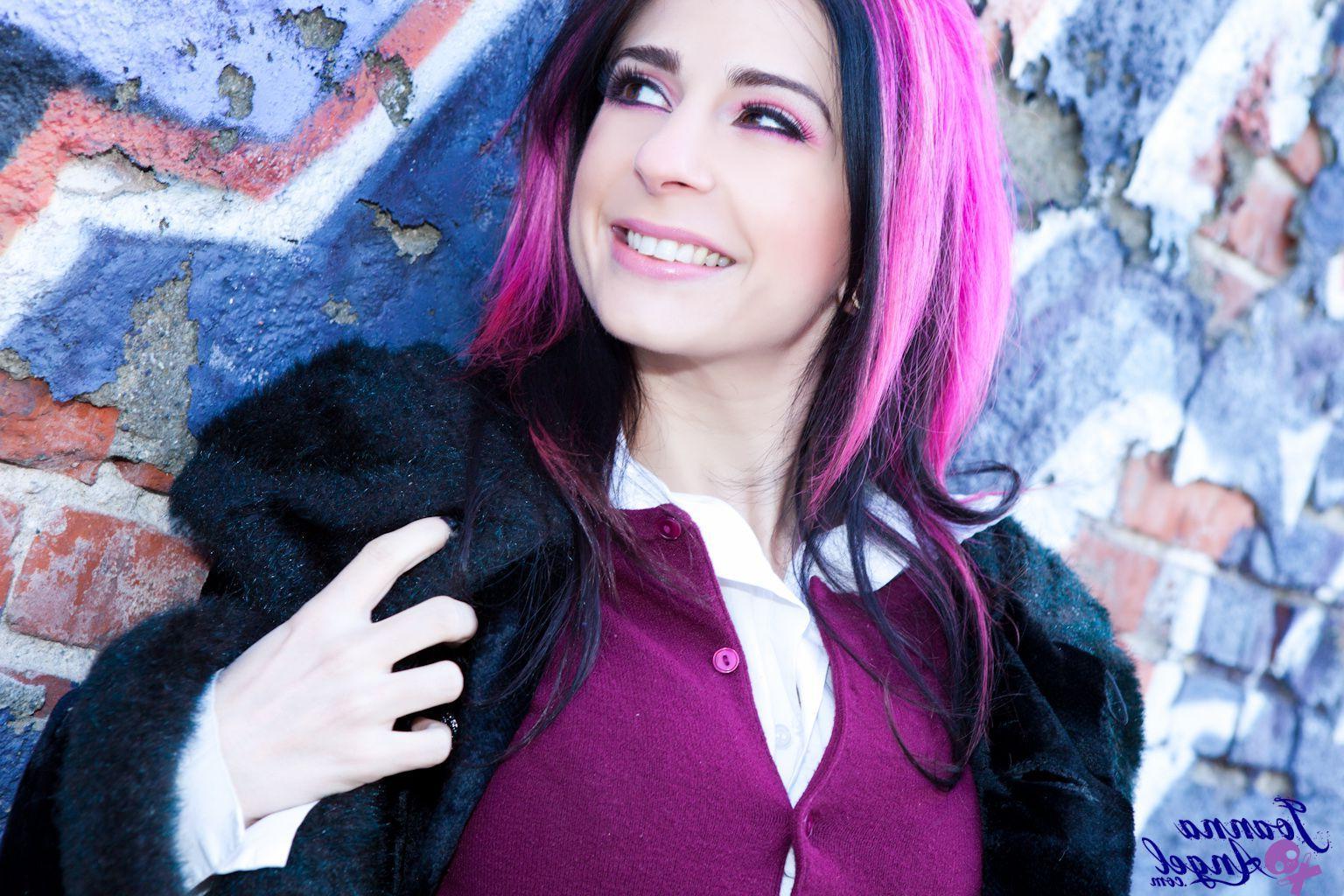 15P Pictures of teen girl Joanna Angel showing her pussy outside