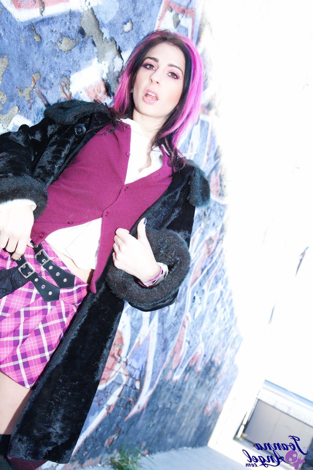 15P Pictures of teen girl Joanna Angel showing her pussy outside