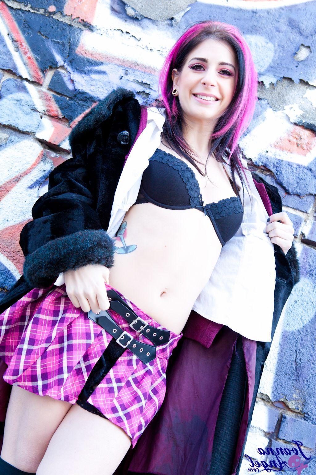 15P Pictures of teen girl Joanna Angel showing her pussy outside