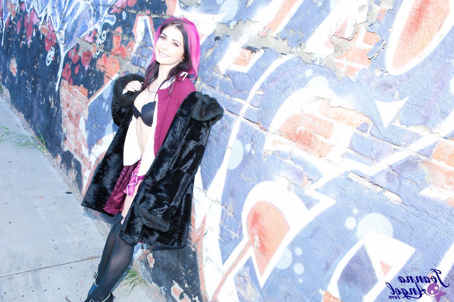 15P Pictures of teen girl Joanna Angel showing her pussy outside