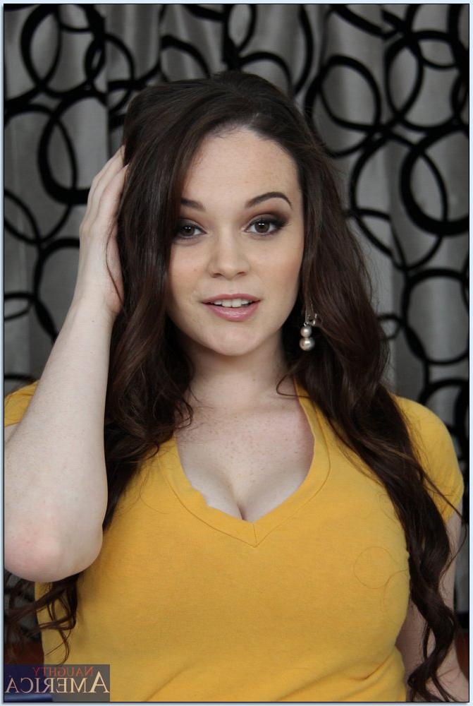 16P Curvy babe Tessa Lane stripping on the bed and showcasing her juicy twat