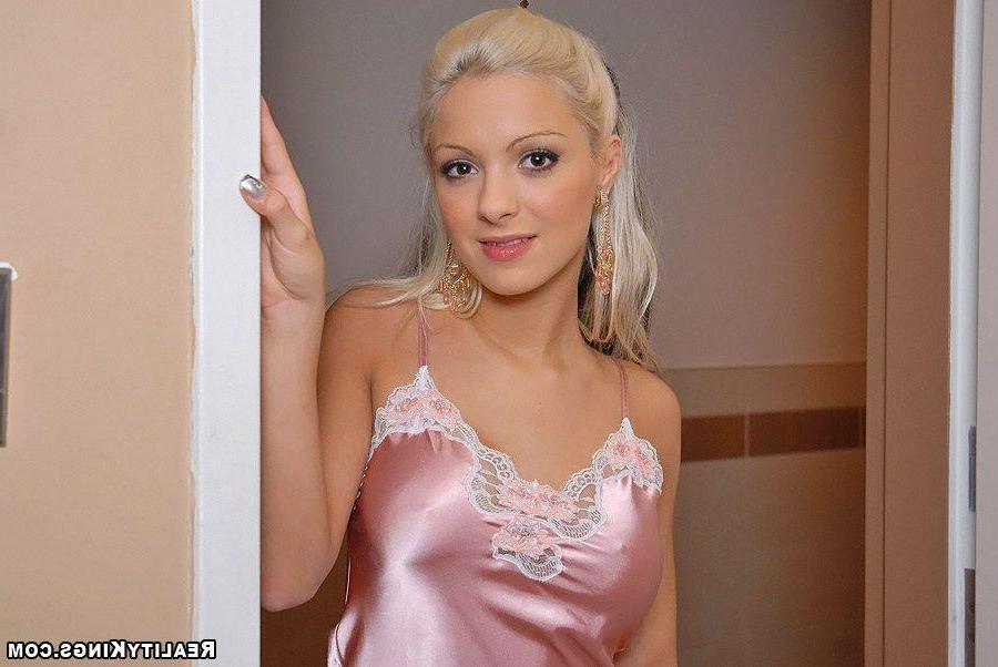 20P Pictures of Juicy Pearl enjoying the cock