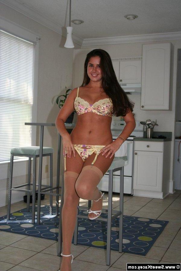 16P Pictures of teen Kacey Kox dressed to give you a kinky night