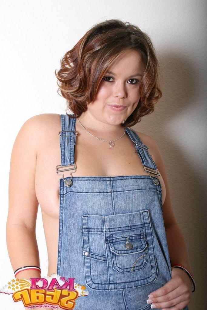 20P Pictures of Kaci Star showing you her round juicy ass