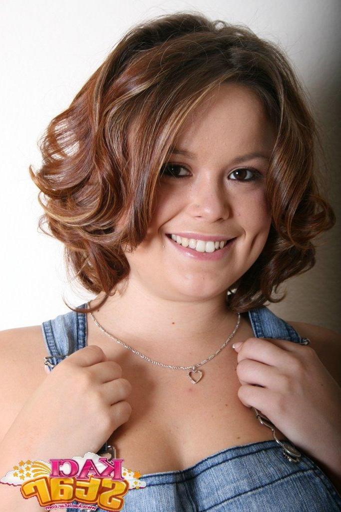 20P Pictures of Kaci Star showing you her round juicy ass