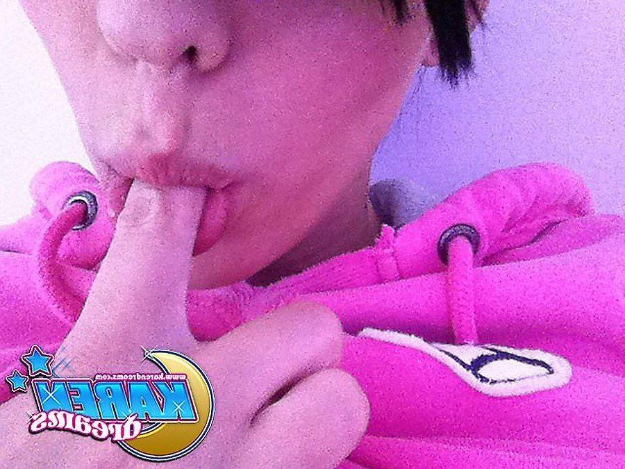 20P Pictures of Karen Dreams teasing with her camera