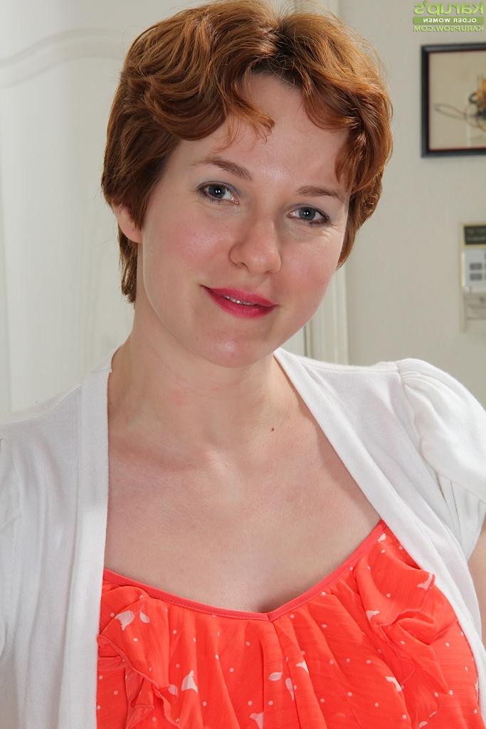 16P Stunning mature Clarissa is playing with her amazing cute pussy