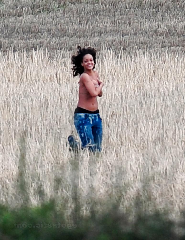 8P Rihanna topless post by tintop