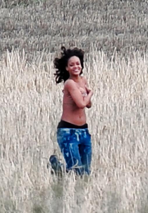 8P Rihanna topless post by tintop