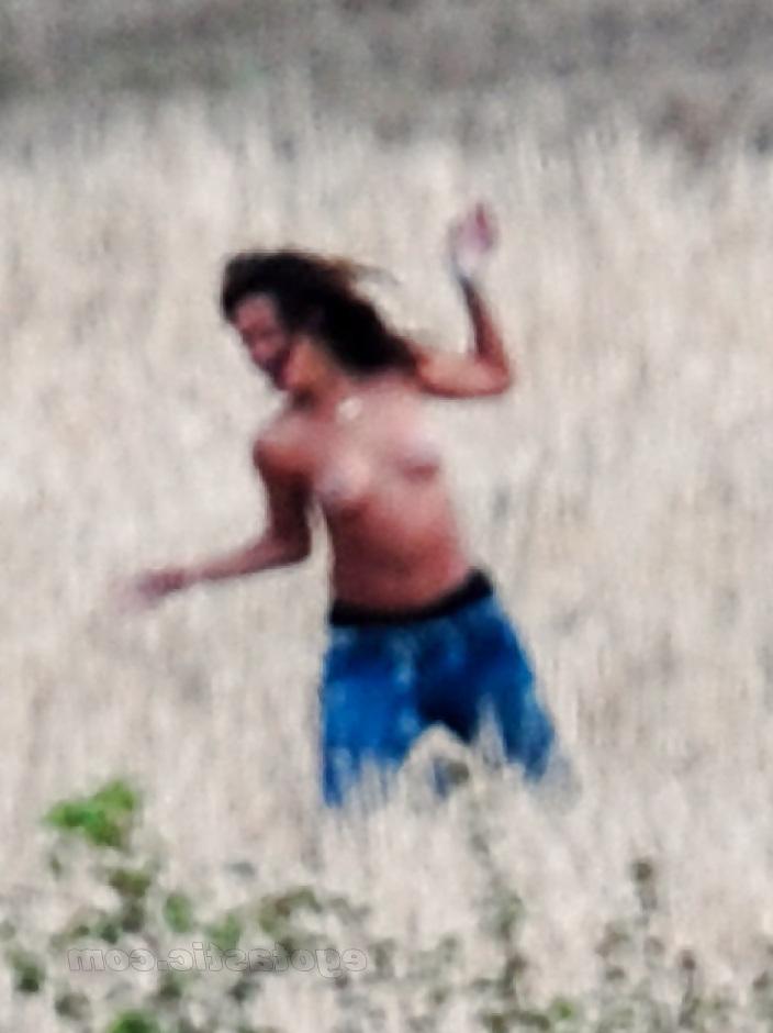 8P Rihanna topless post by tintop