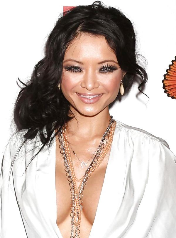 25P Topless celebs nude beach