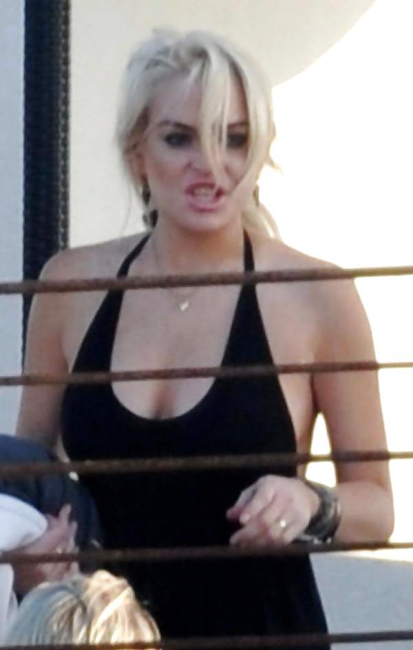 25P Topless celebs nude beach