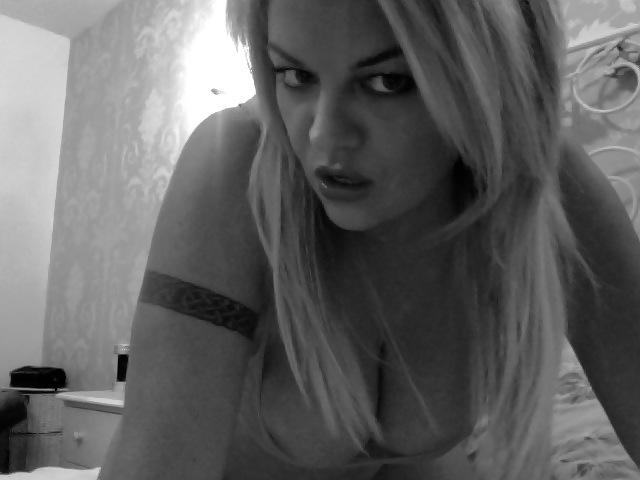 10P Raunchy in red