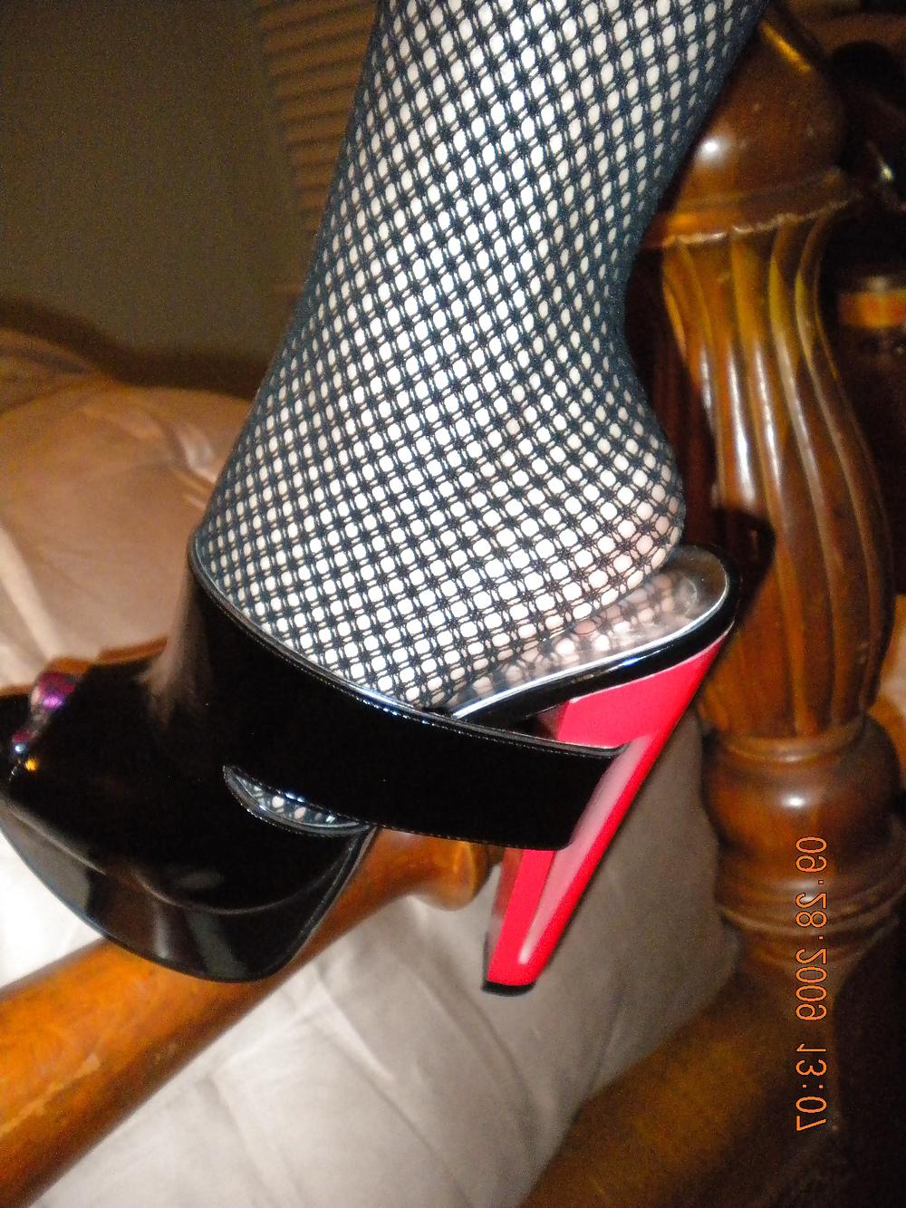 7P Petite Foot & Pussy Play