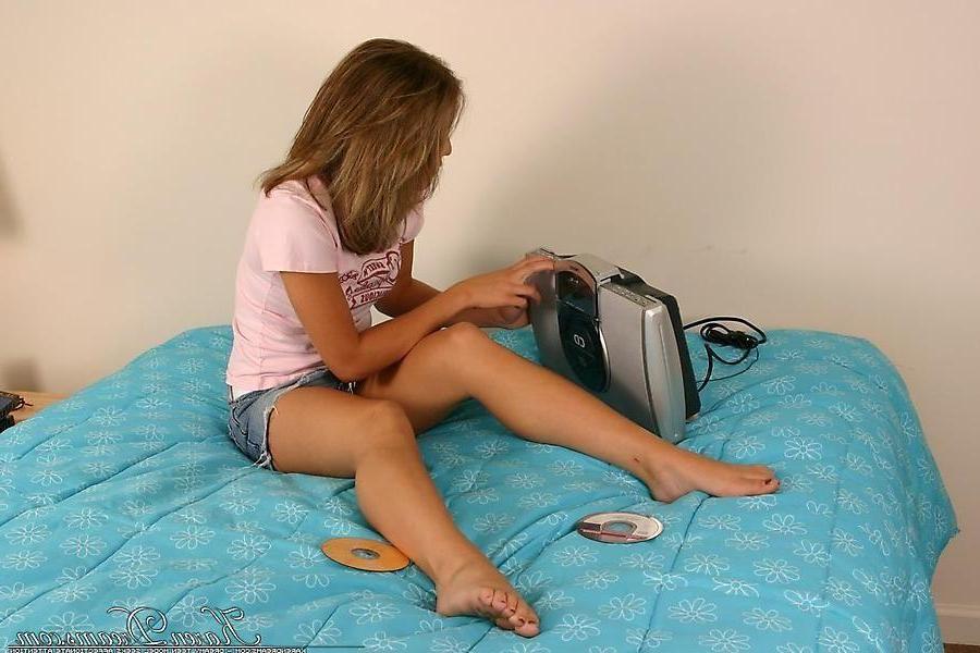 20P Pictures of Karen Dreams getting kinky with her cds