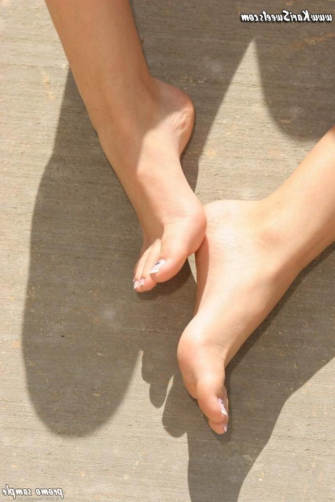 15P Kari Sweets shows off her sexy feet outside