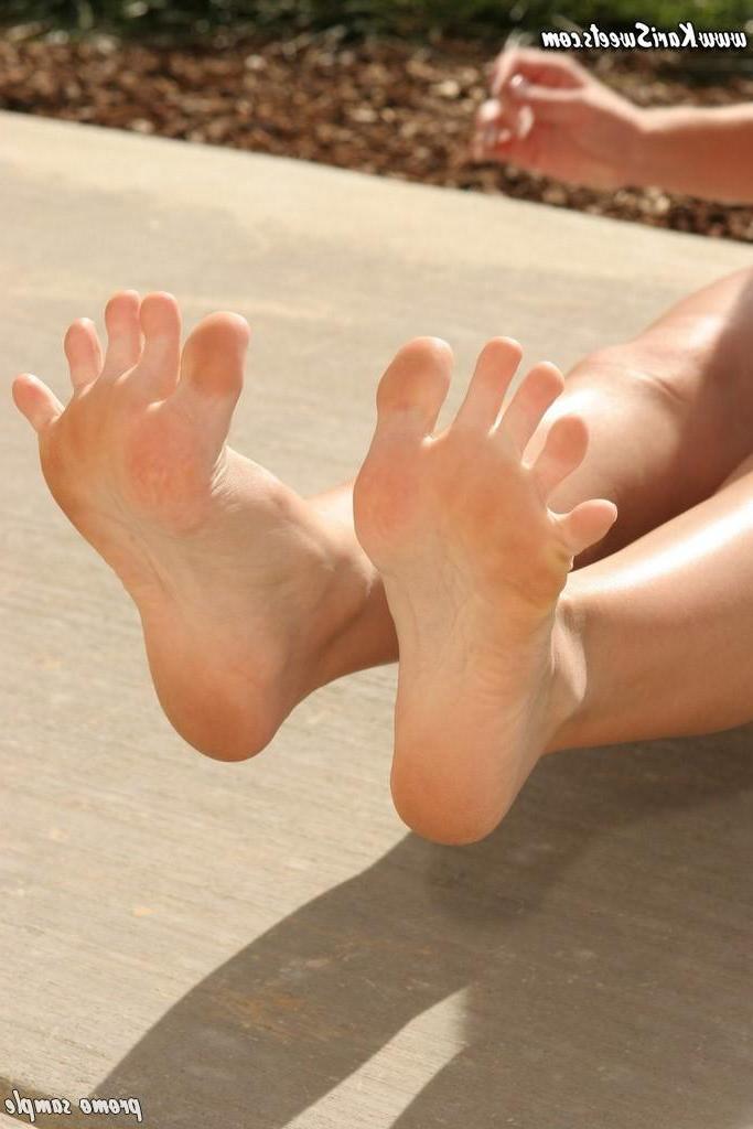 15P Kari Sweets shows off her sexy feet outside