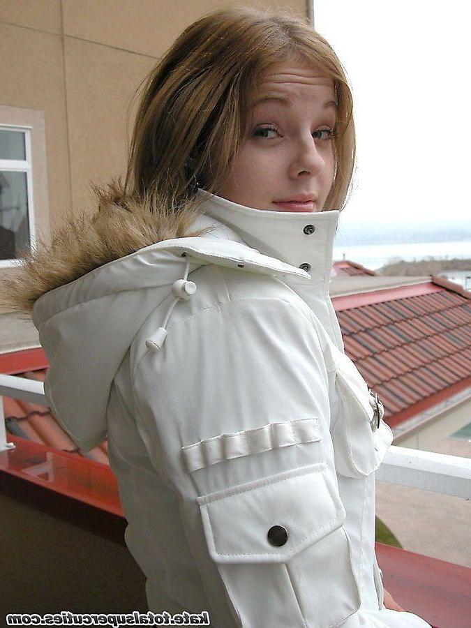 20P Pictures of total super cutie Kate getting nude for you