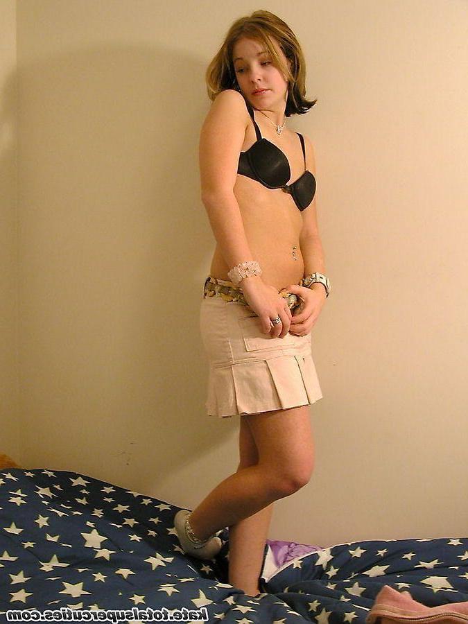 20P Pictures of total super cutie Kate getting nude for you