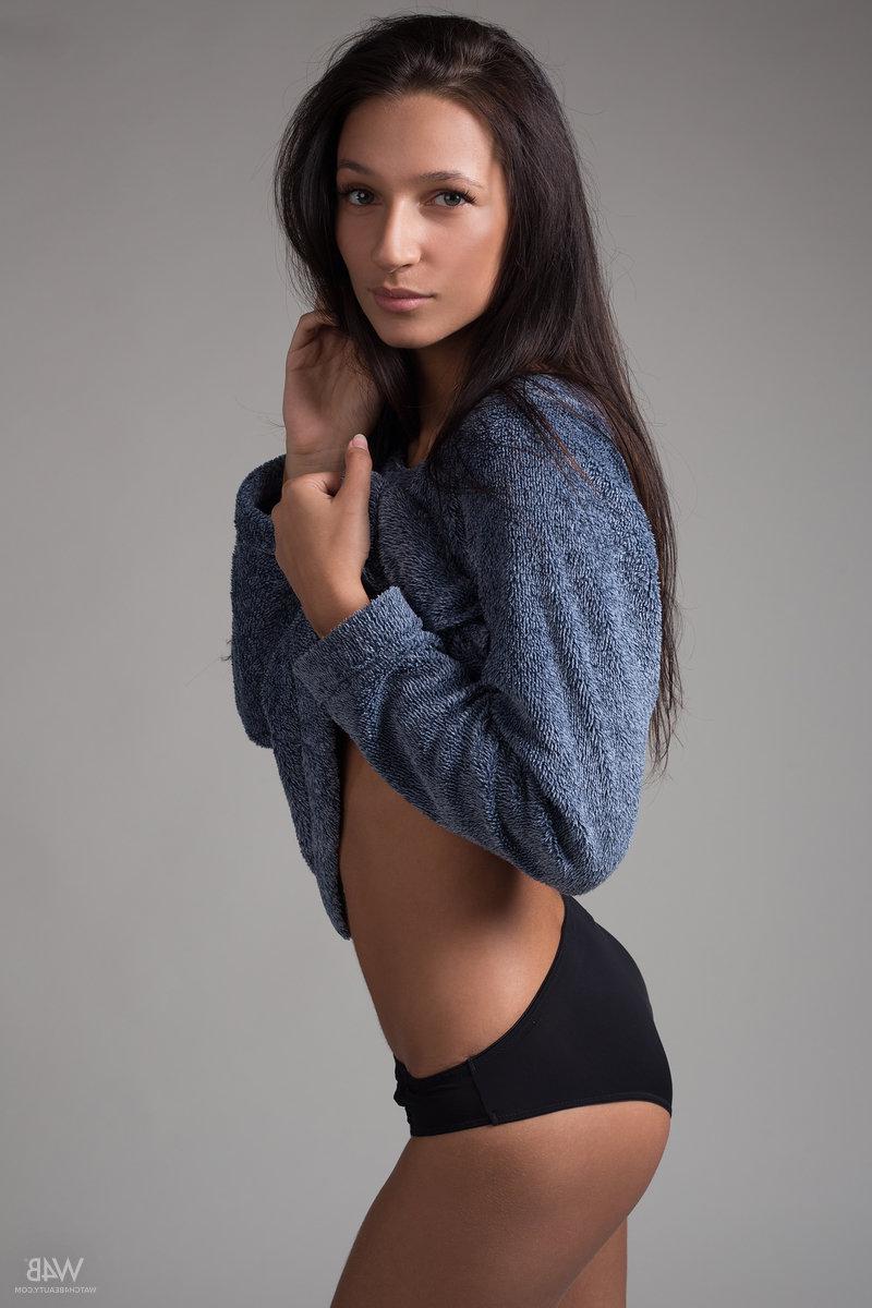 16P Brunette babe Kenya spreads her legs for you in the studio