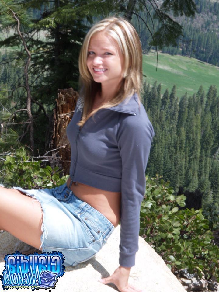 15P Pictures of Claudia Nichols showing how cute she is outside