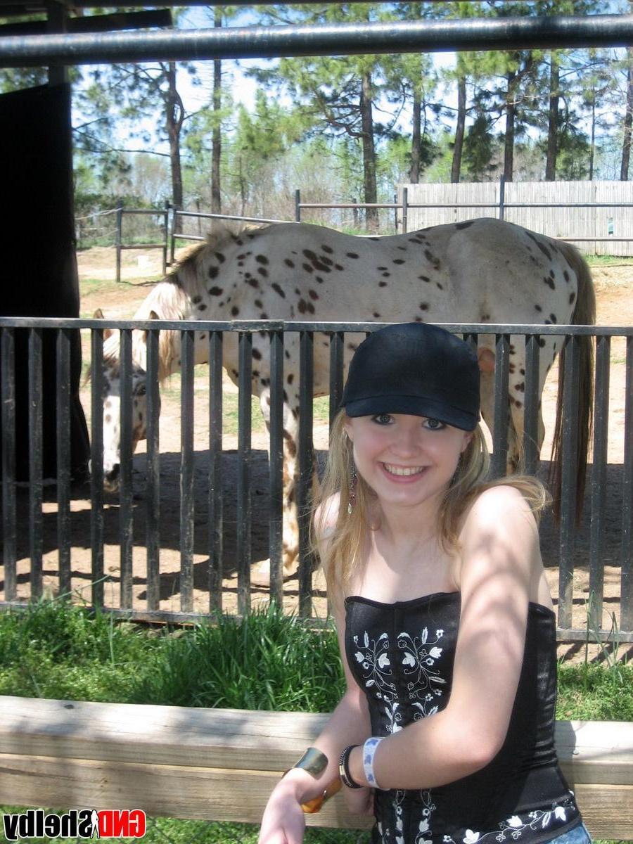 12P Cute teen Shelby visits the zoo for some candid photos